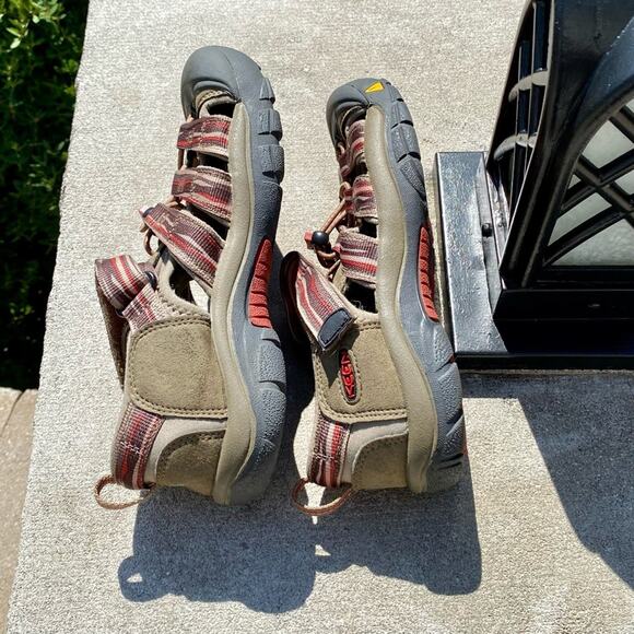 Keen Hiking Closed Toe Sandals Boys Size 5 US Waterproof Outdoors Tan Orange - Picture 9 of 16